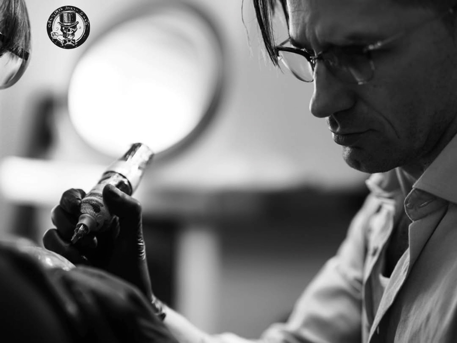 Jacek beim Tätowieren im Gentleman Jack's Gang Tattoo Studio